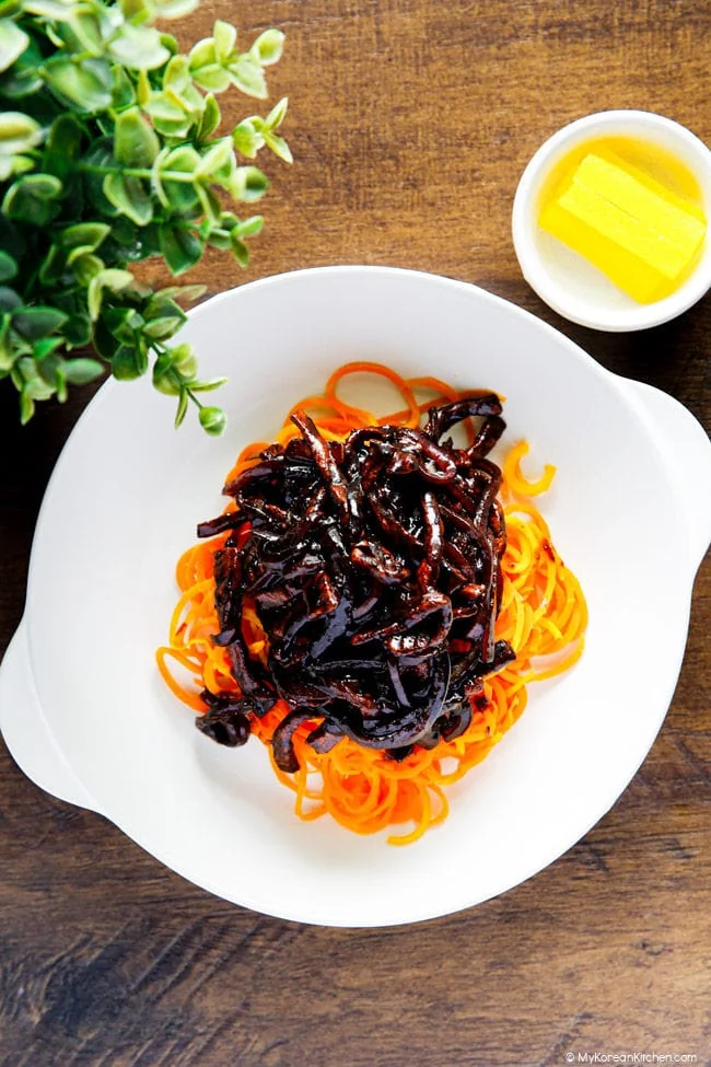 Plat de nouilles Jjajangmyeon recouvertes d'une riche sauce aux haricots noirs coréenne