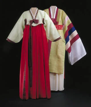 Ensemble de hanbok masculin et féminin exposé au musée