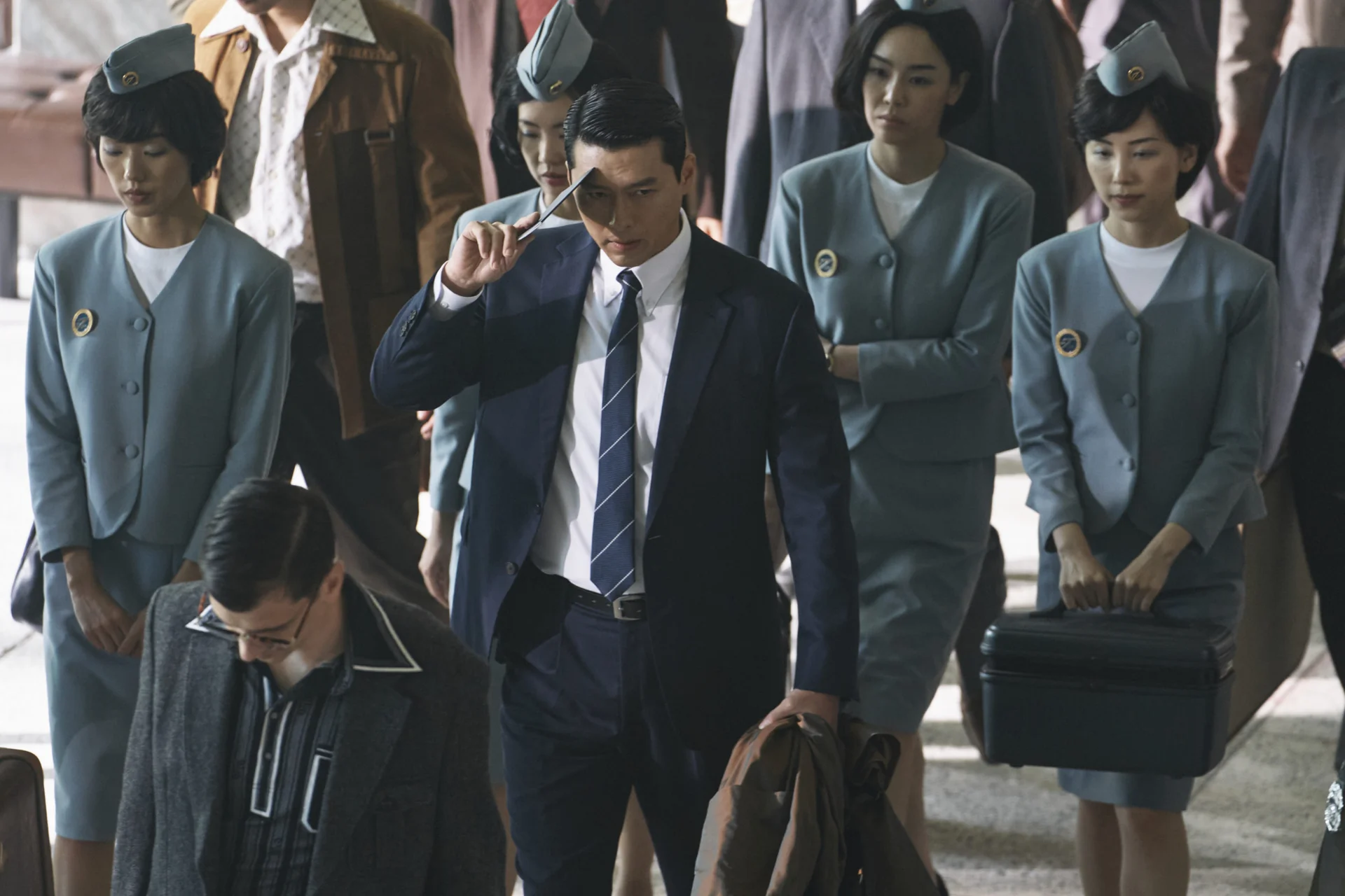 Hyun Bin dans le rôle de Baek Ki-tae pour la série Made in Korea, affichant un regard intense et dramatique.