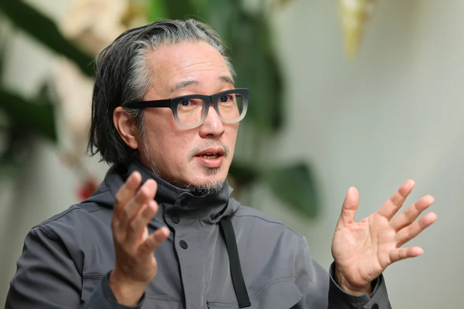 Sculpture des mains dorées du Gangnam Style devant le COEX Center à Séoul