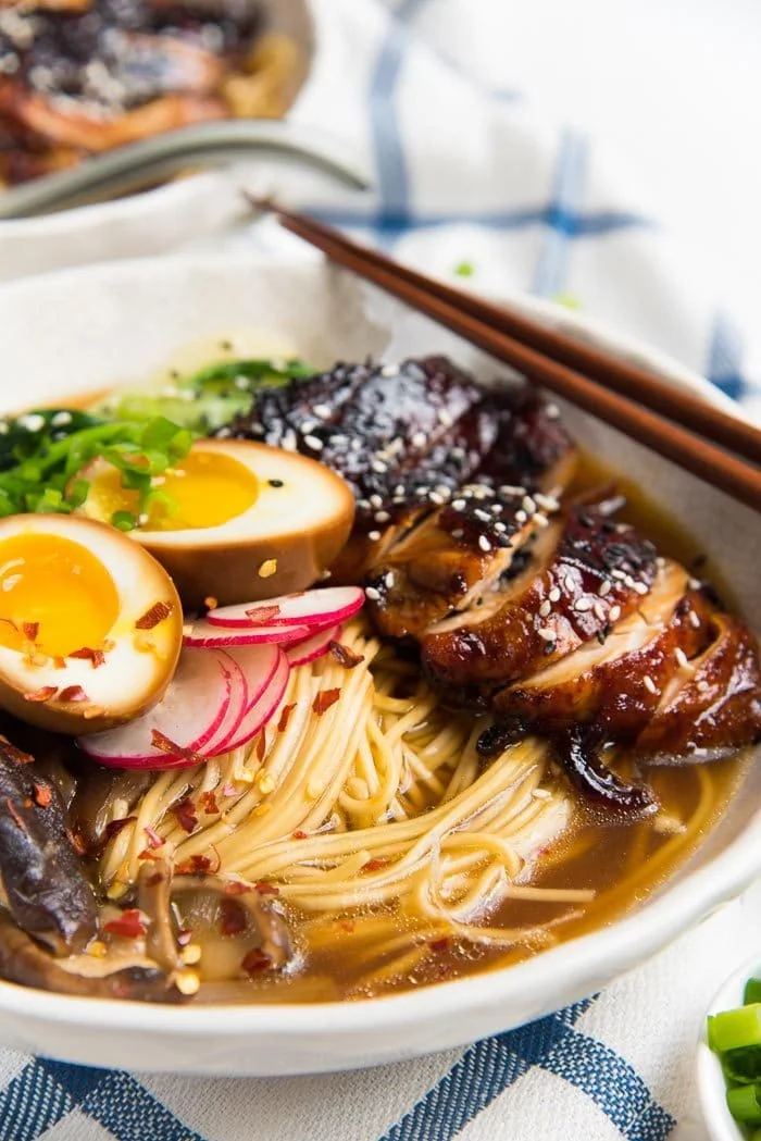 Gros plan sur un bouillon de ramen shoyu clair et riche en umami