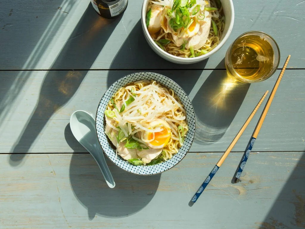 Bol de ramen au poulet maison avec œuf mollet et bouillon riche