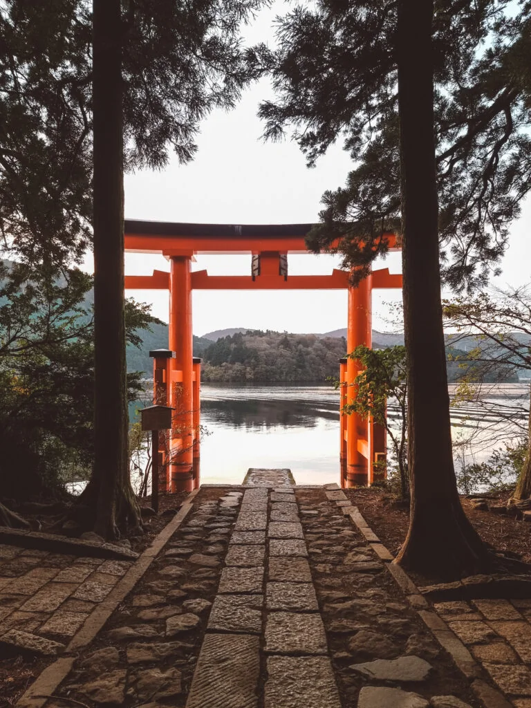 Le grand Torii flottant rouge du sanctuaire Itsukushima à Miyajima