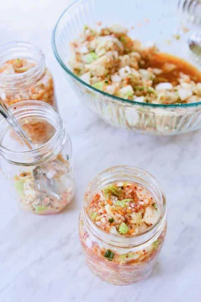 Bocaux en verre remplis de kimchi maison en cours de fermentation