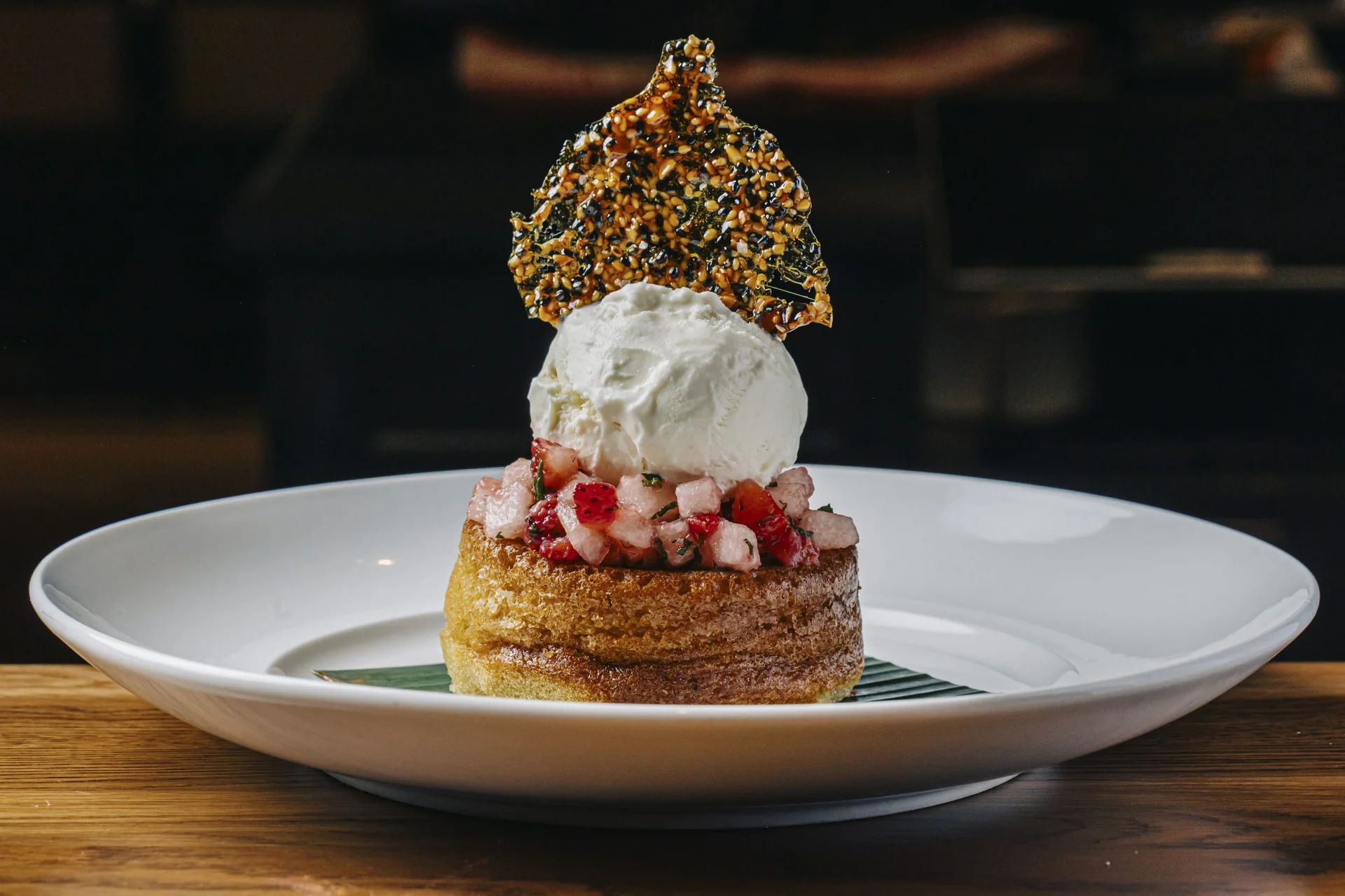 Gâteau au sésame accompagné de fraises macérées et de glace à la vanille