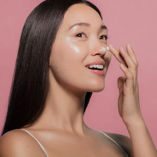 Application d'une BB crème coréenne sur le visage pour un teint lumineux