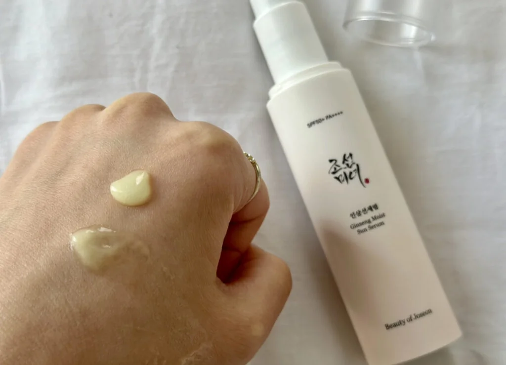 Application du sérum solaire hydratant au ginseng de Beauty of Joseon