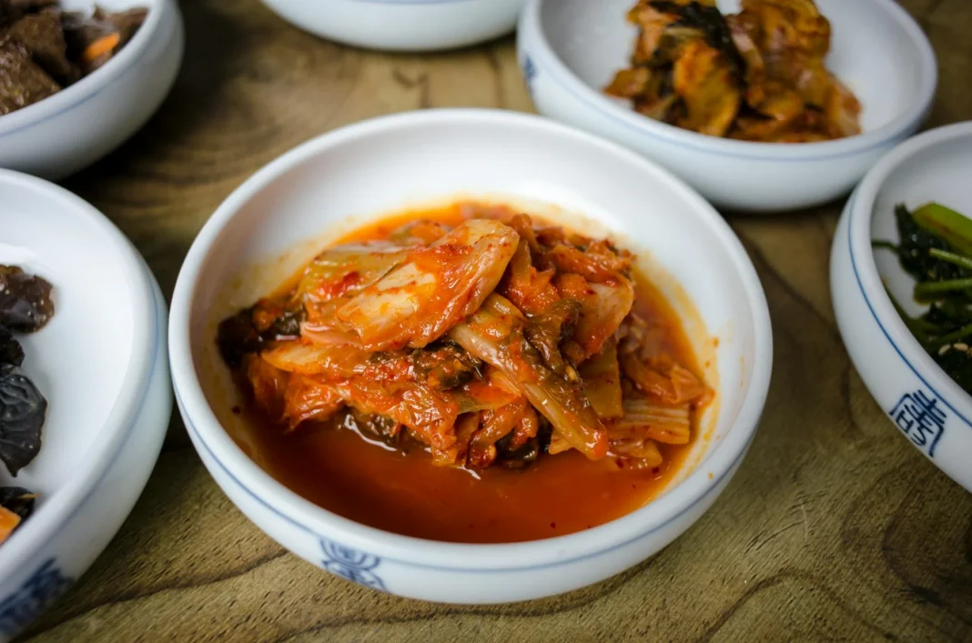 Bol de kimchi maison traditionnel parsemé de graines de sésame