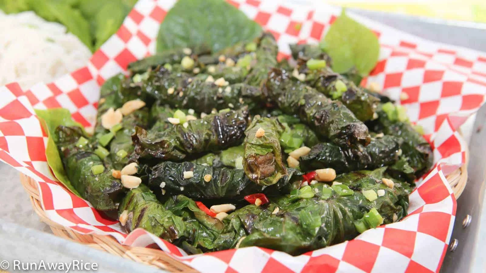 Bouchées de bœuf Bò Lá Lốt grillées enrobées de feuilles de bétel vertes