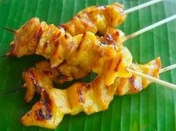 Brochettes de poulet mariné et grillé, street food asiatique typique