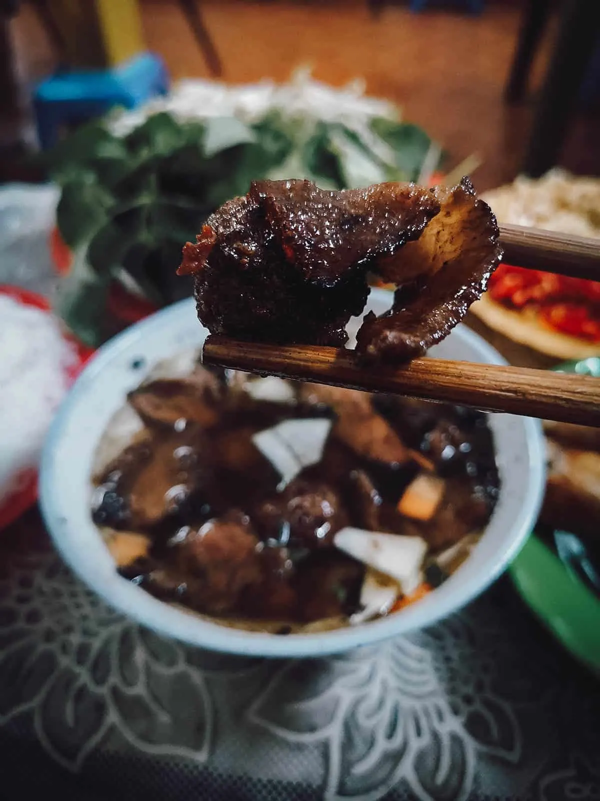 Plat de Bun Cha de Hanoï avec viande grillée, vermicelles et bouillon