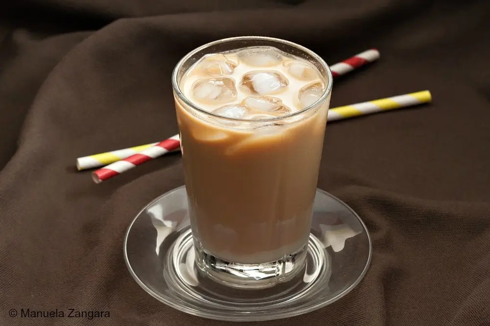 Café glacé traditionnel vietnamien au lait concentré servi dans un verre.
