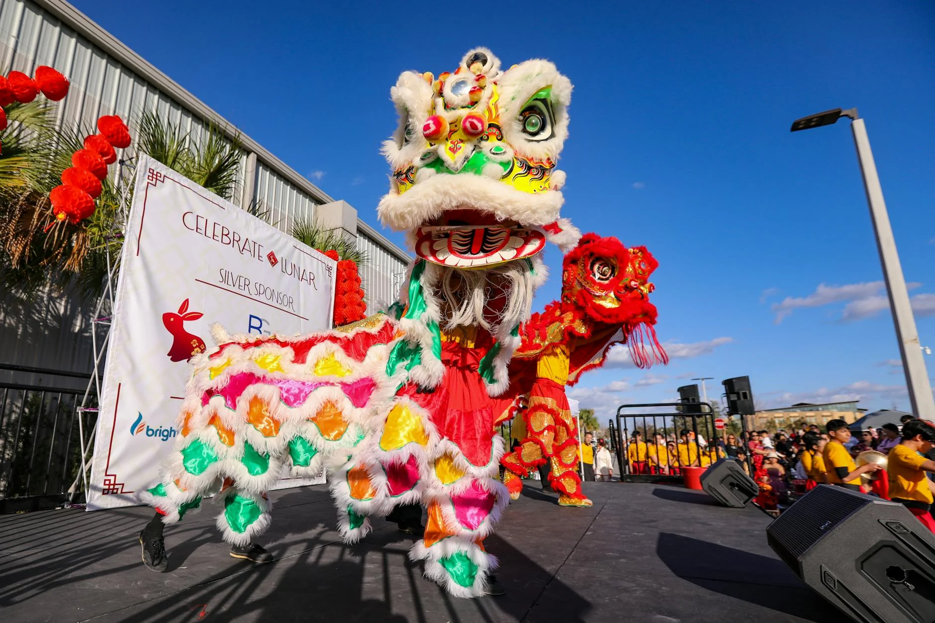 Danse du dragon traditionnelle lors du Nouvel An Lunaire, célébration majeure de la culture asiatique.
