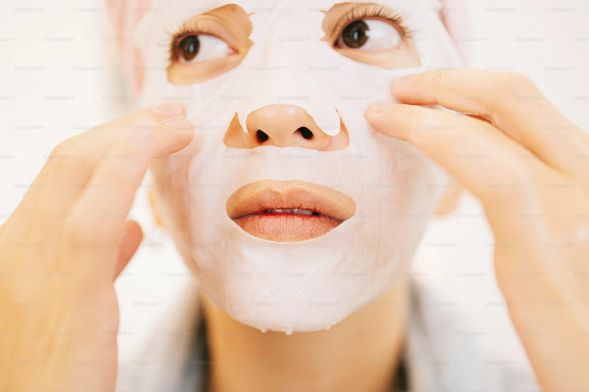 Femme portant un masque en tissu coréen pour une hydratation intense