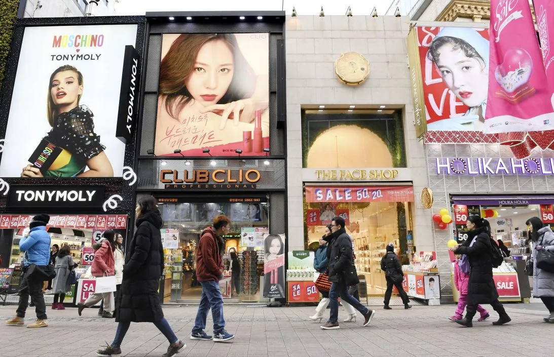 Boutiques de cosmétiques dans le quartier commerçant de Myeongdong à Séoul