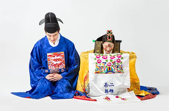 Costumes de mariage traditionnels coréens richement brodés