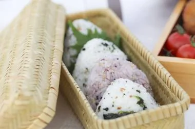 Onigiri japonais traditionnels en forme de triangle enveloppés d'algue nori