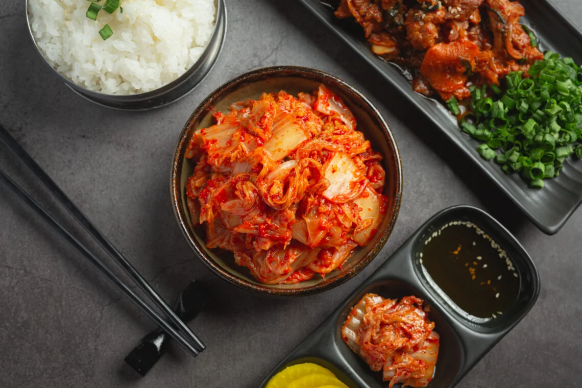 Bol de kimchi traditionnel coréen prêt à être dégusté