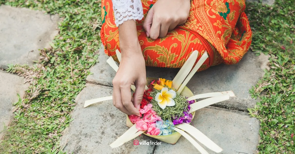 Offrandes traditionnelles canang sari déposées dans une rue de Bali