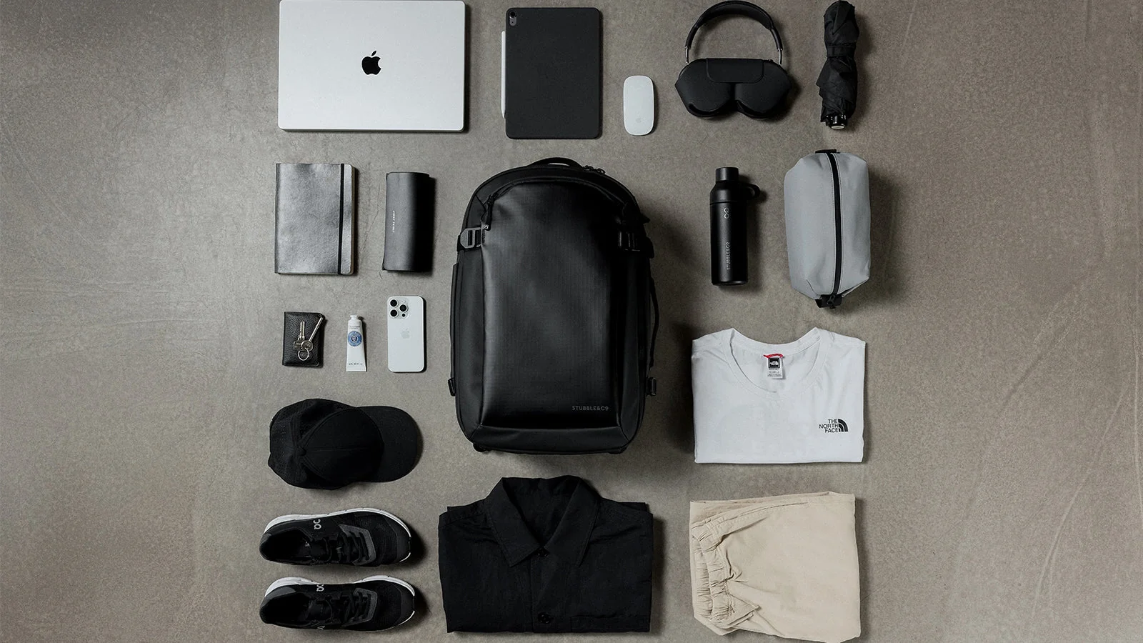 Organisation d'un sac à dos de voyage avec vêtements légers et trousse de toilette