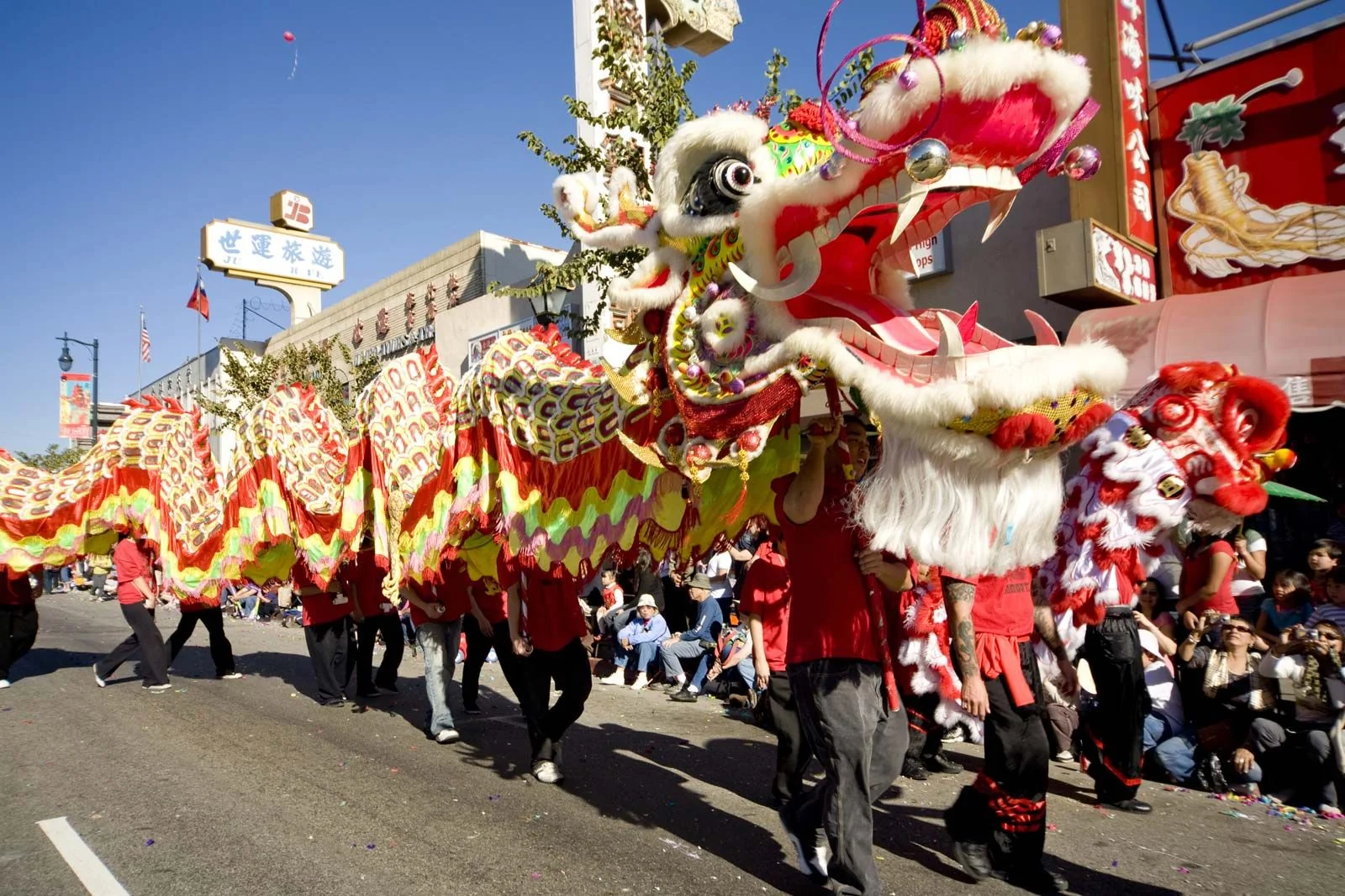 Danseurs traditionnels du dragon lors d'une parade du Nouvel An Chinois à Los Angeles