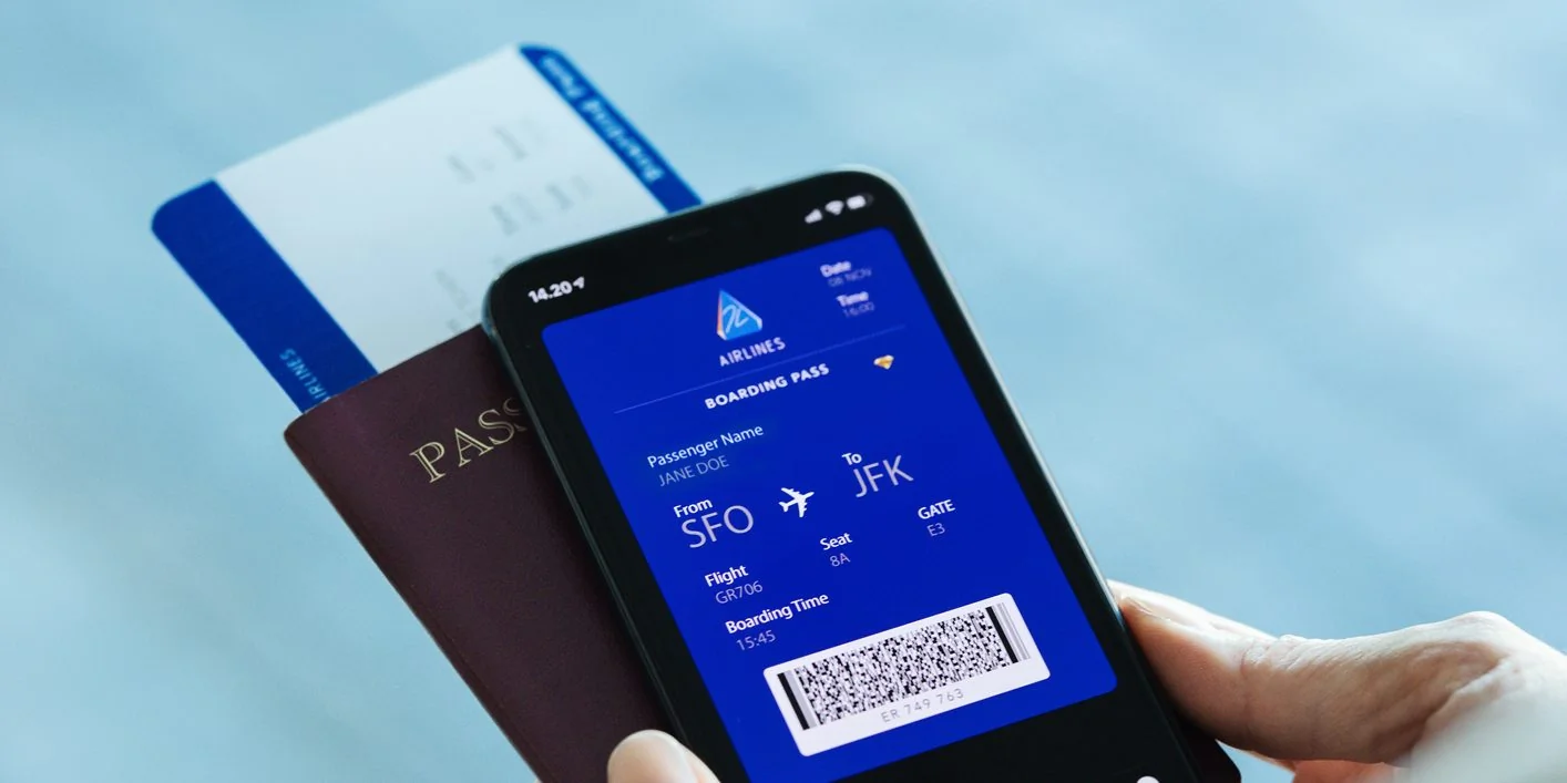 Passeport, billets d'avion et smartphone posés sur une carte pour préparer son voyage en Asie