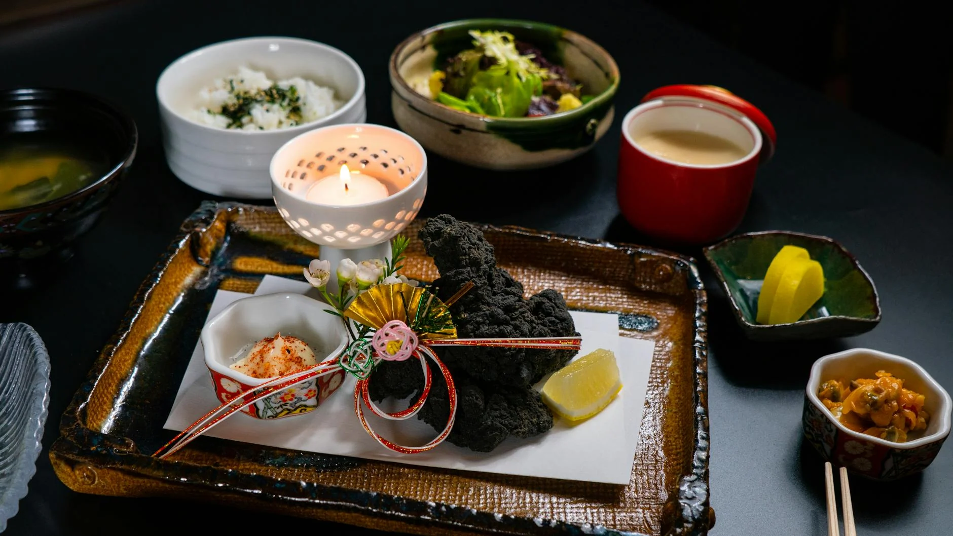 Plusieurs petits plats raffinés d'un repas Kaiseki traditionnel au Japon