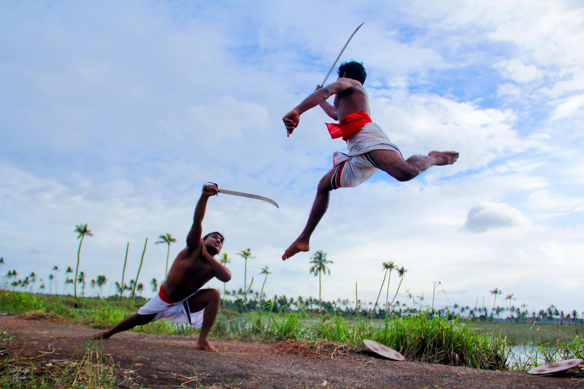 Pratiquant de Kalaripayattu exécutant une posture basse traditionnelle en Inde