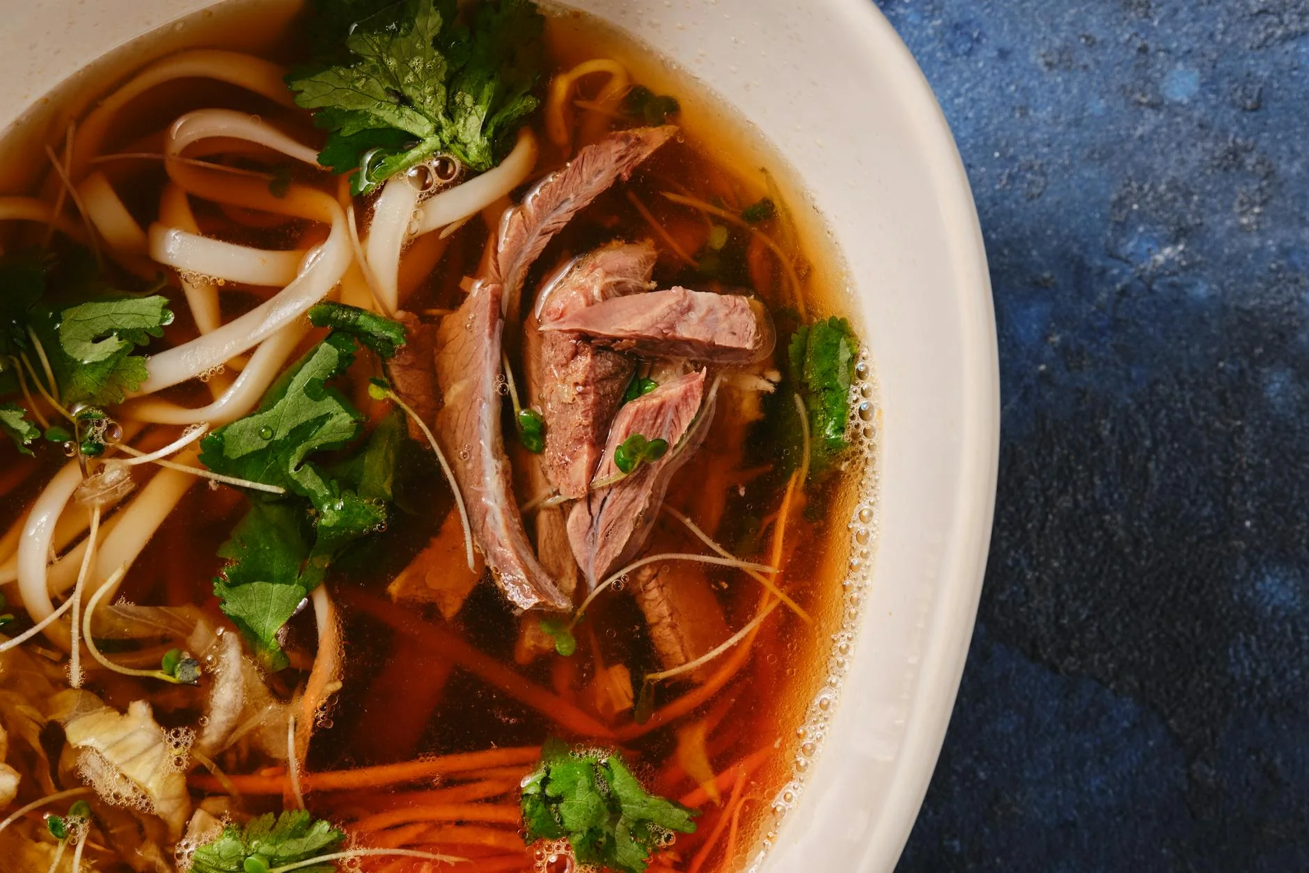 Soupe Pho vietnamienne traditionnelle au bœuf et herbes fraîches