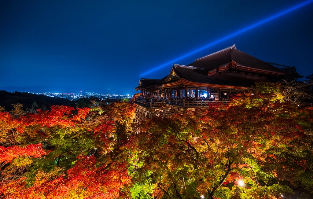 Temple Kiyomizu-dera à Kyoto entouré de feuilles d'automne rouges pour un voyage au Japon