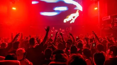 Ambiance vibrante d'un festival de musique électronique en Asie