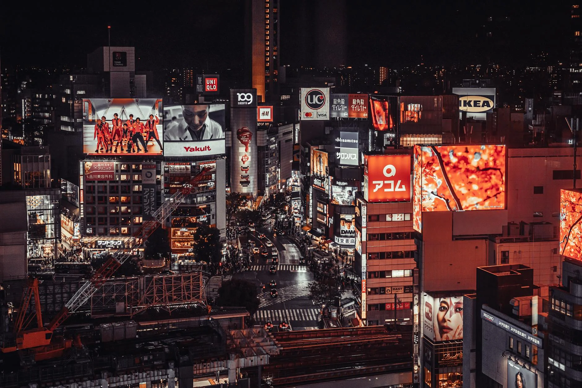 Vue nocturne du carrefour de Shibuya à Tokyo, symbole de la modernité de la culture asiatique.
