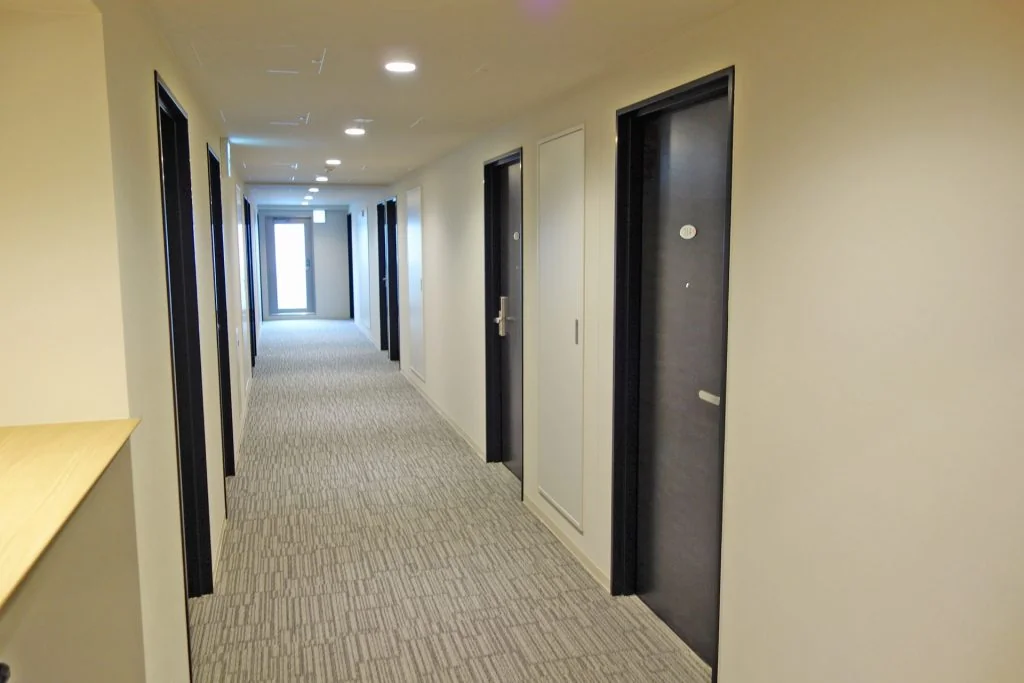 Chambre typique d'un Business Hotel japonais, compacte et fonctionnelle