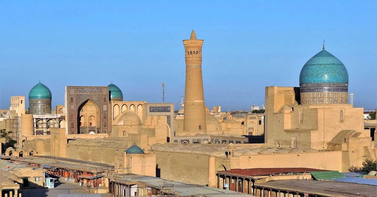 Architecture islamique historique avec dômes et minarets à Boukhara en Ouzbékistan