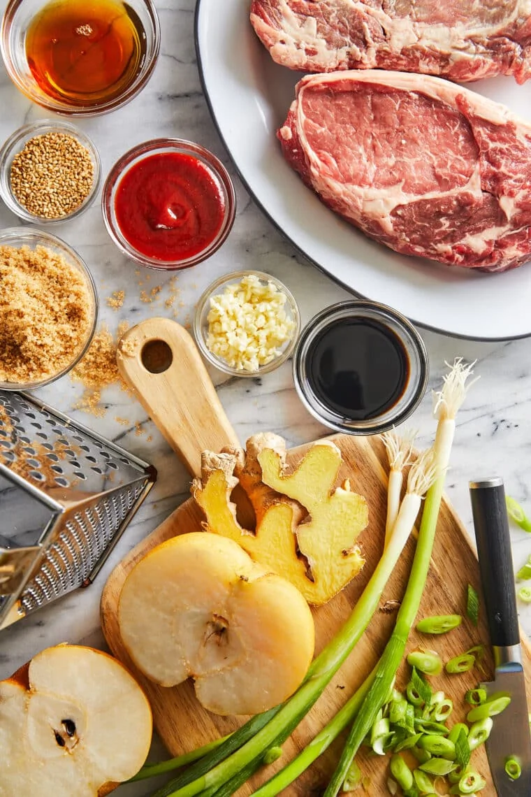 Tranches fines de boeuf cru mariné pour le bulgogi coréen