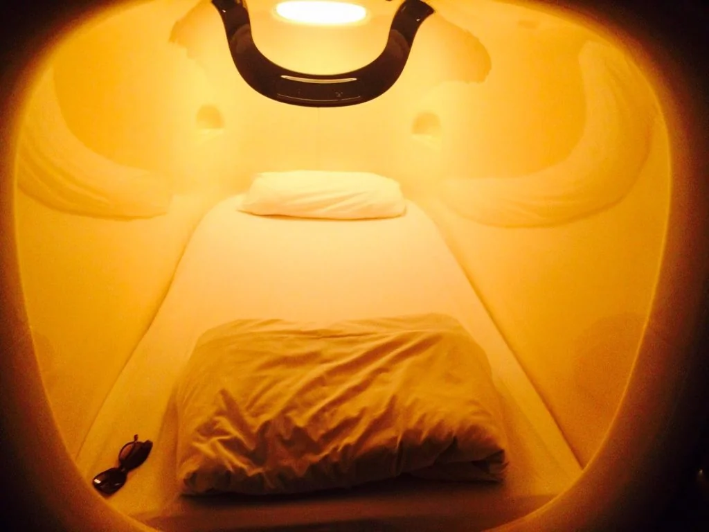 Couloir d'un Capsule Hotel moderne au Japon avec cabines superposées