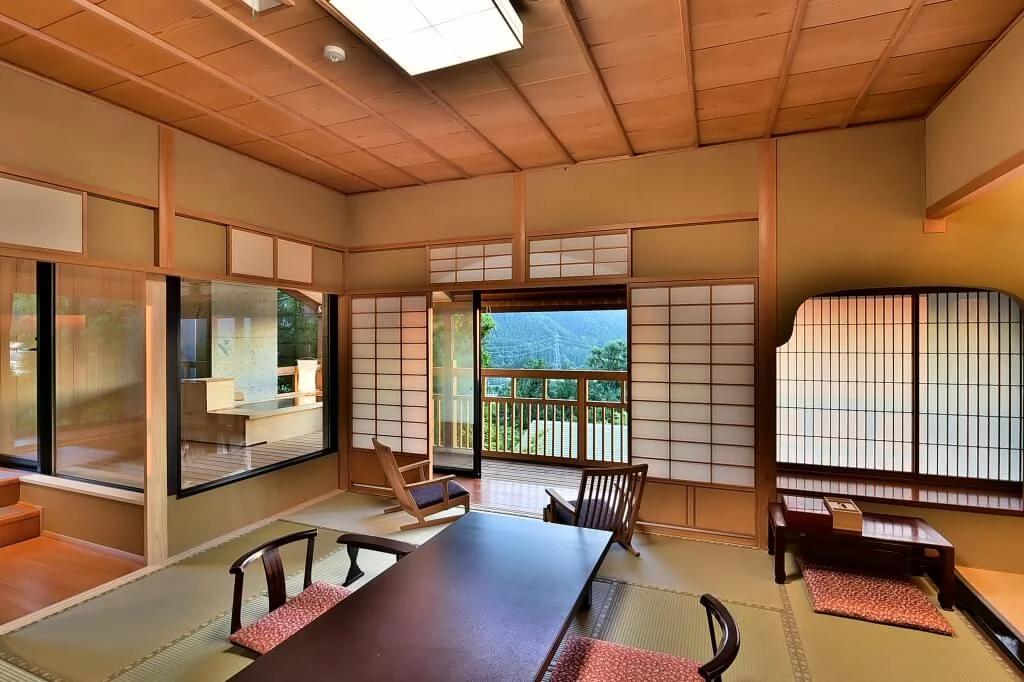 Chambre traditionnelle japonaise dans un Ryokan avec tatami et portes shoji
