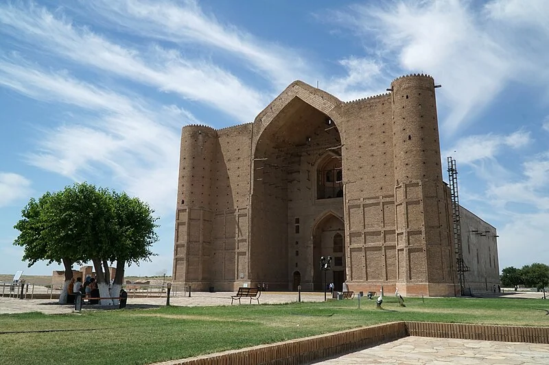 Façade majestueuse du Mausolée de Khoja Ahmed Yasawi à Turkestan au Kazakhstan