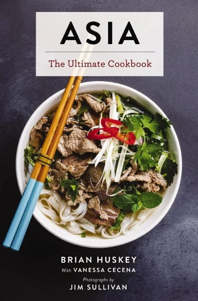 Couverture du livre Asia The Ultimate Cookbook montrant un bol de nouilles ramen appétissant