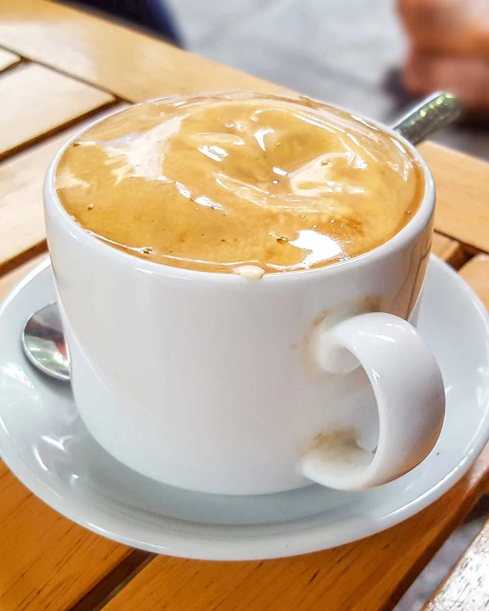 Une tasse onctueuse de l'authentique café à l'œuf vietnamien