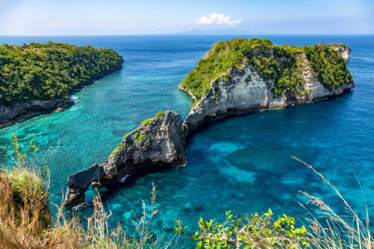 Vue spectaculaire sur la côte escarpée de Nusa Penida