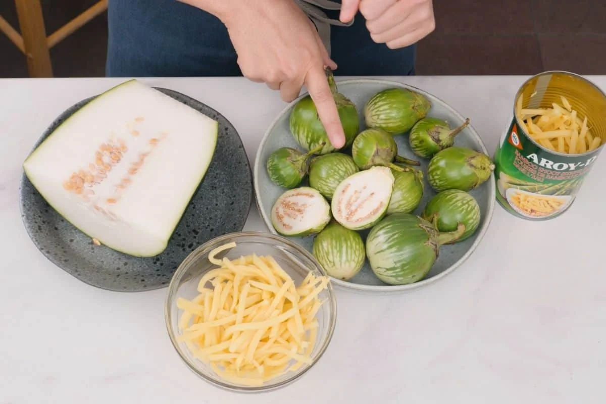 Aubergines thaïes, pousses de bambou et melon d'hiver préparés pour le curry