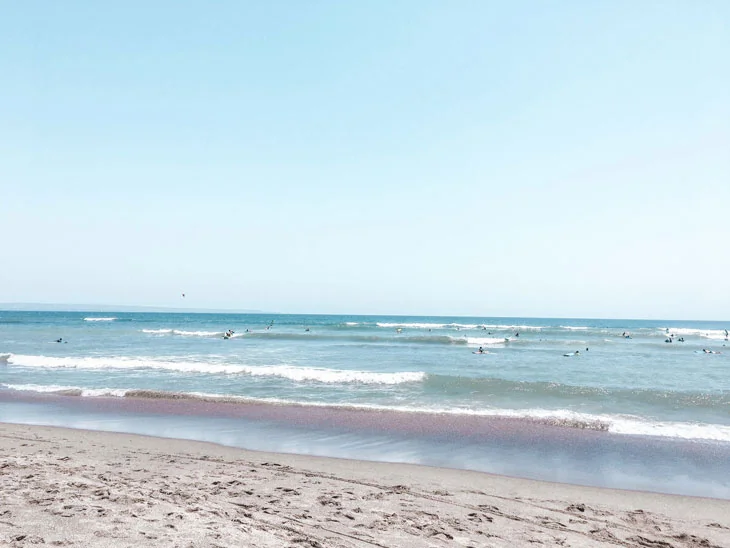 Plage de Batu Bolong à Canggu avec des surfeurs profitant des vagues