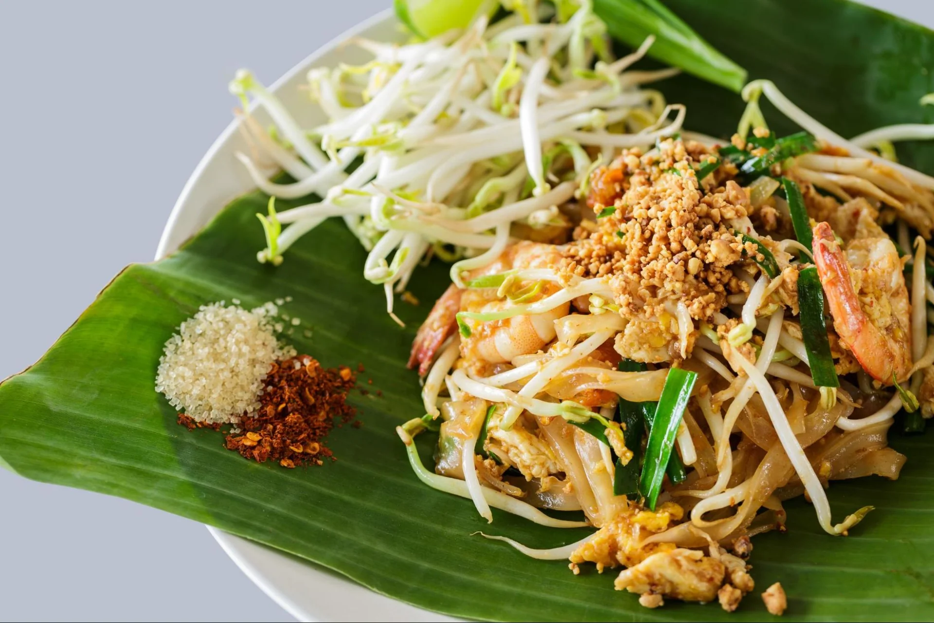 Plat de Pad Thai authentique servi dans la rue en Thaïlande