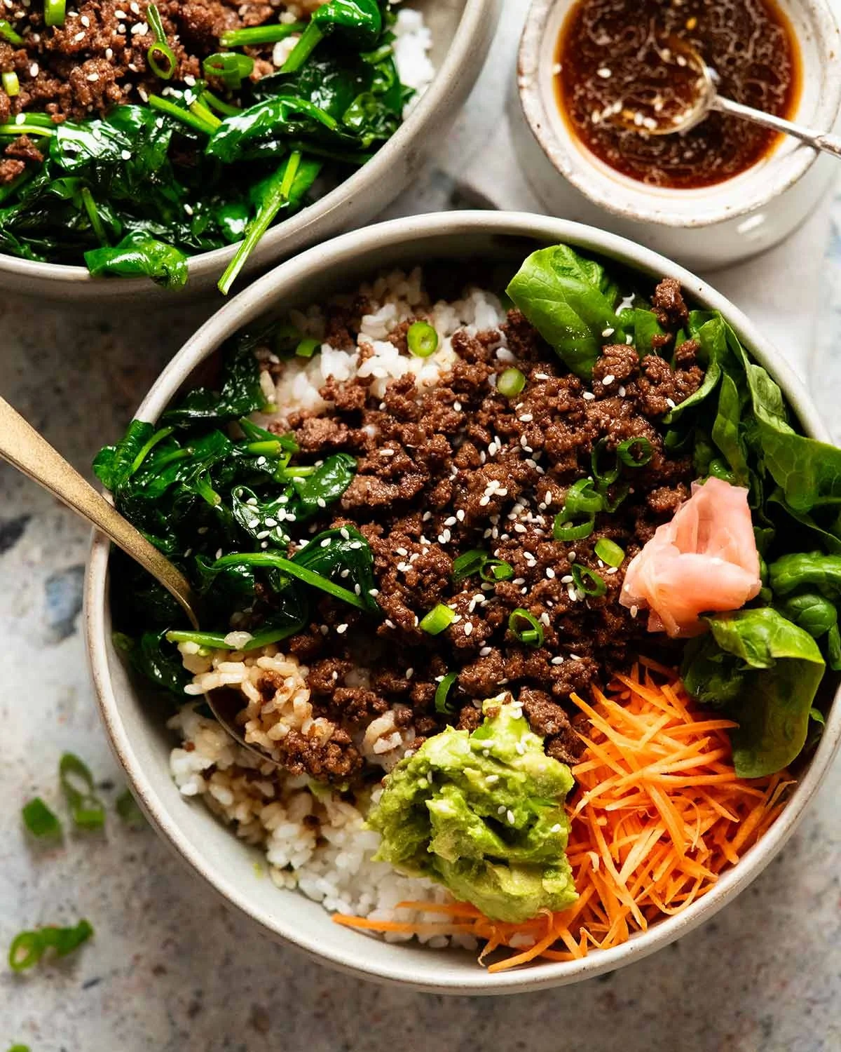 Bol de riz garni de boeuf bulgogi, légumes frais et avocat