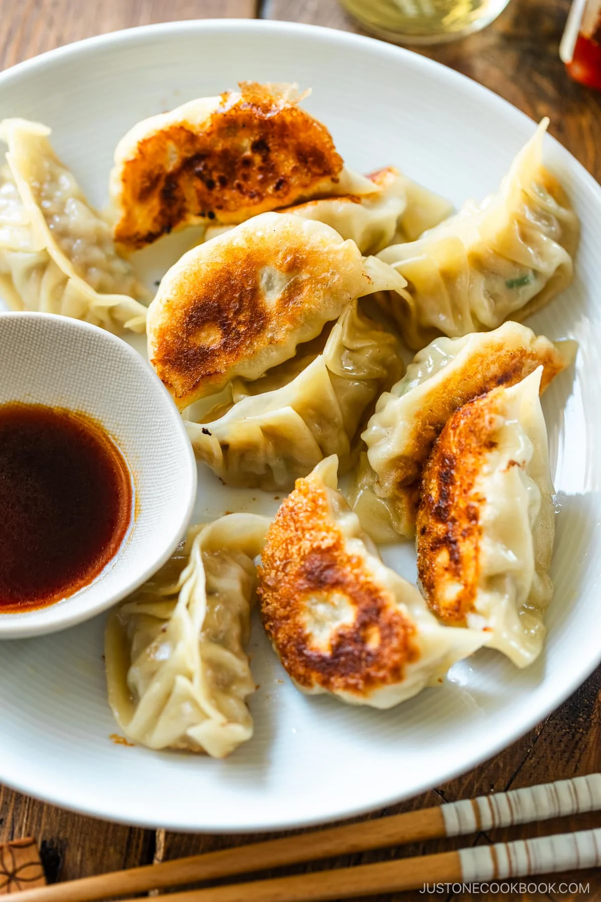 Assiette de gyoza maison croustillants servis avec une sauce trempette traditionnelle
