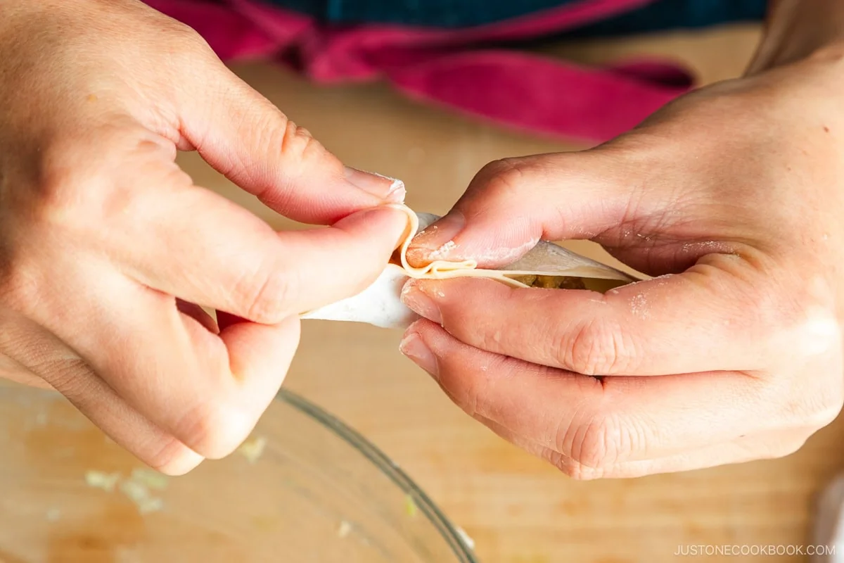 Démonstration du pliage des gyoza avec la technique des plis vers le centre