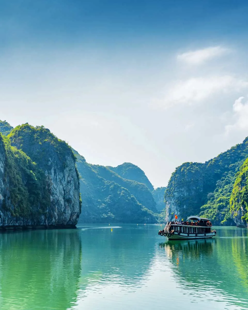 Les pitons karstiques majestueux de la Baie d'Ha Long vus depuis un bateau