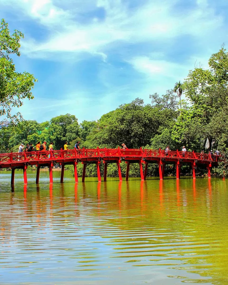 Le paisible Lac Hoan Kiem au lever du soleil avec son célèbre pont rouge
