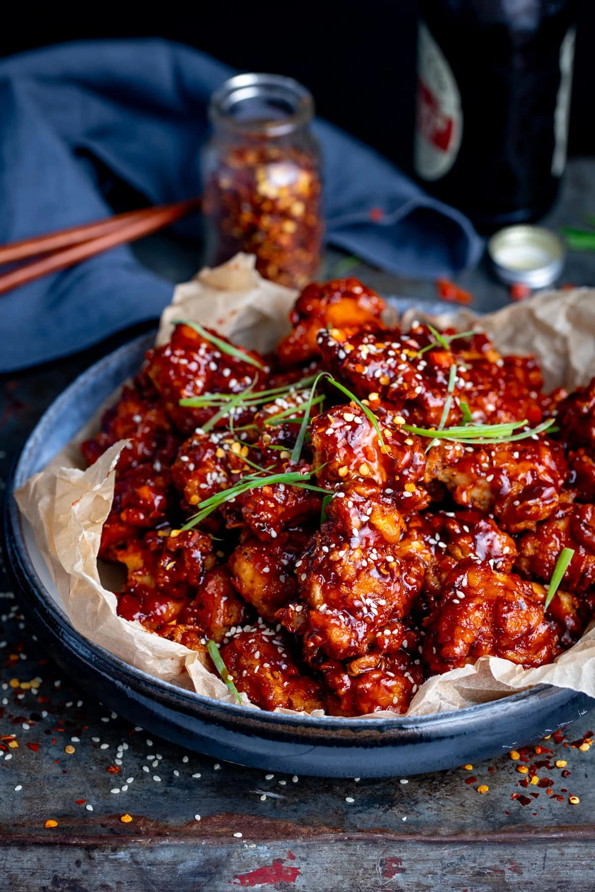Bol de poulet frit coréen enrobé de sauce gochujang et parsemé de graines de sésame